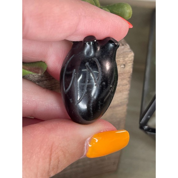 Chubby anatomical crystal heart polished stone - Picture 4 of 8